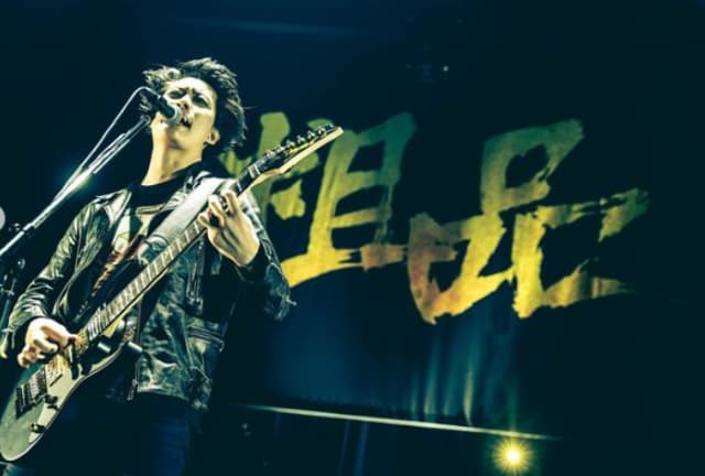 歌手としても活躍の芸人・粗品 ライブツアーの様子を公開！