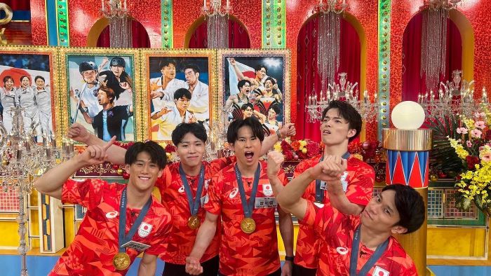 金メダル獲得の体操男子たちがあの時の写真を再現？！