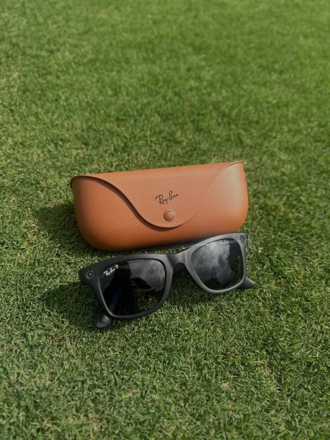 小平智が選んだ「RAY BAN」。芝の上で輝く、大人の夏アイテム