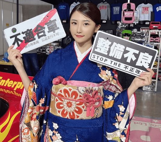 「実にユニークな写真だ」人気ラウンドガール・岡田真呼、和装の”不正改造車撲滅・ショット”披露に拍手喝采！
