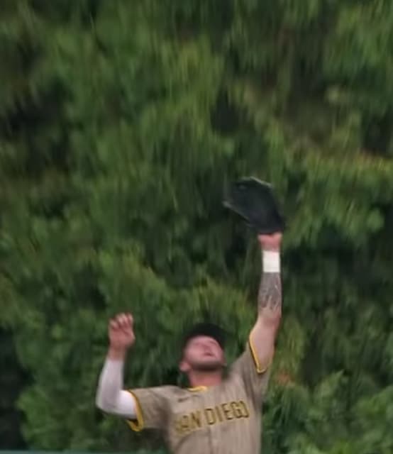 パドレス、ジャクソン・メリルのスーパーキャッチにより3ランホームランを阻止！！