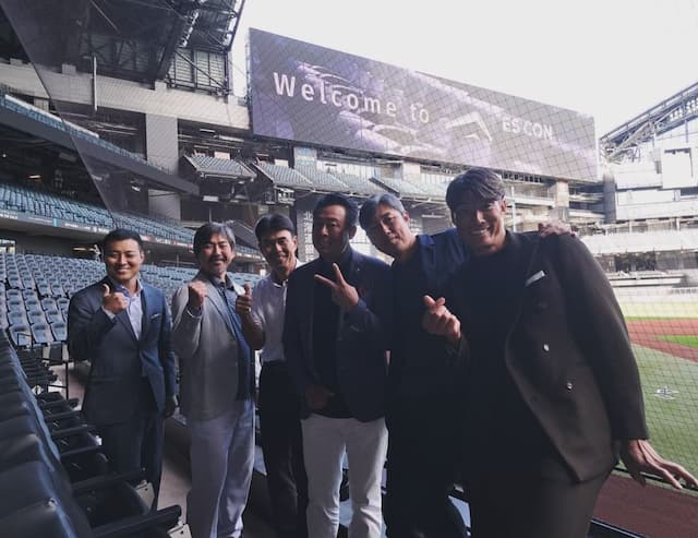 岩本勉　野球OBたちと集合写真、、逆光で真っ黒。。