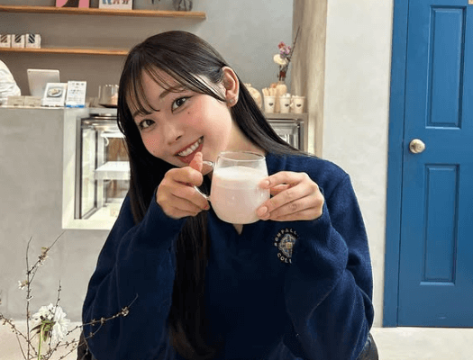 「素敵な眼にもうメロメロ」美女アナウンサー、カフェ内で見せた”ハニー・ショット”が可愛すぎと話題に「どの写真も可愛い」