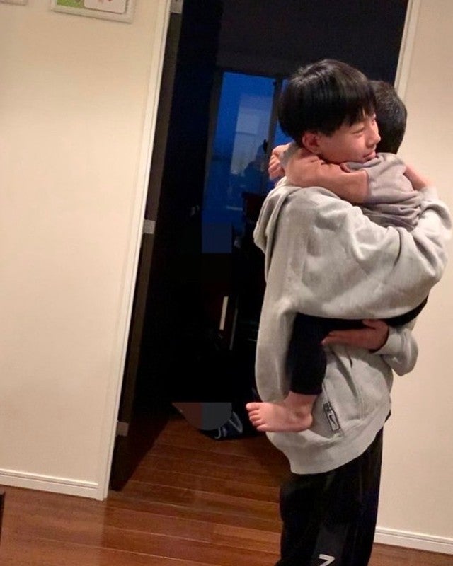 岩隈久志さんが息子と甥っ子の癒やし抱っこショットを公開「可愛い^_^」