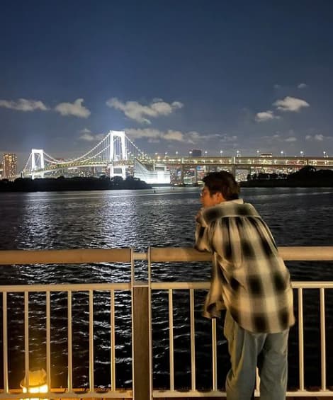 「誘われてない、、」人気俳優 大人の色気溢れる後ろ姿にいいね殺到 趣味を告白し話題に