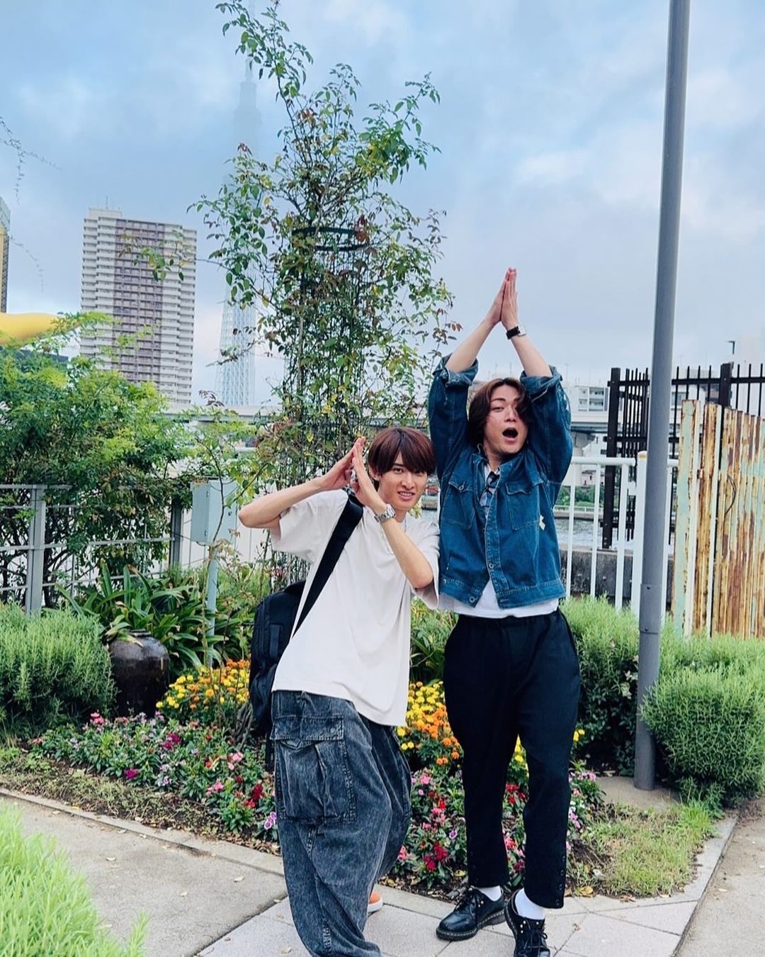 亀梨和也 Snow Man向井康二とスカイツリーポーズで2ショット