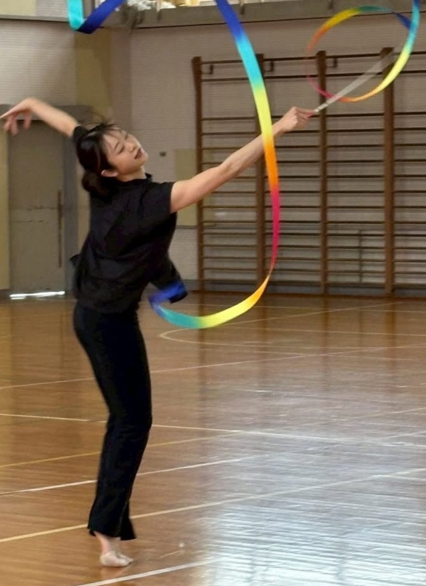 元フェアリージャパン・竹中七海、小学校で新体操の特別授業！子どもたちと交流