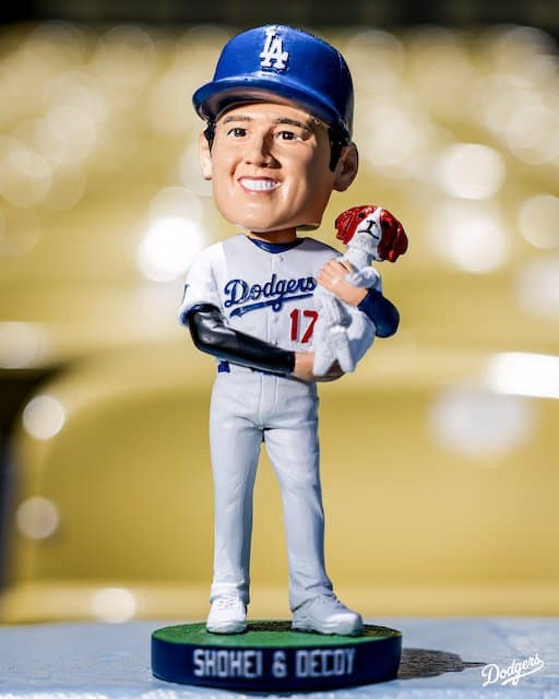 大谷翔平のボブルヘッド人形第二弾が登場！腕に抱き抱えているのはもちろん...