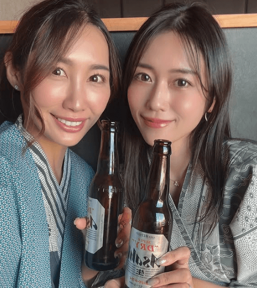 「お二人とも綺麗！」ダブルゴルフ美女子、女子旅で見せた”色香満開・キンキンショット”にファンの心、ポッ