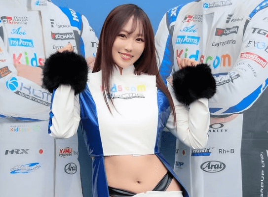 「あなたはとても美しい」25万フォロワー超のレースクイーン、サーキットで見せた”ブルーコス・ヘソ出しショット”にファン拍手喝采！