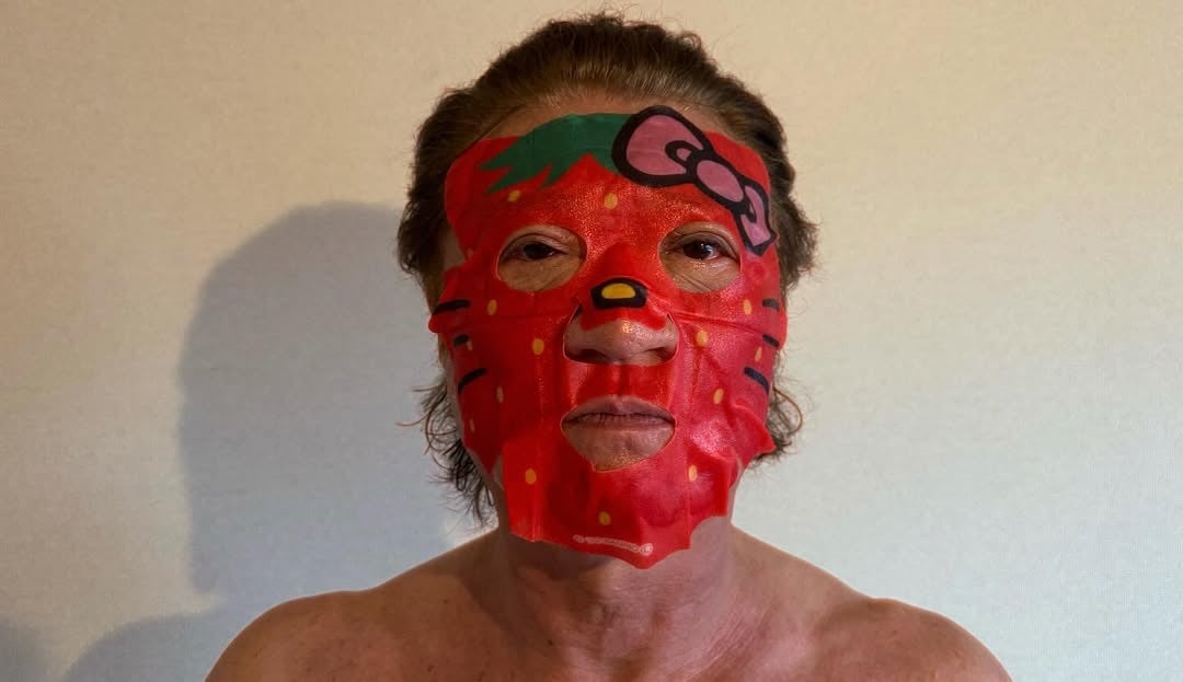 爆笑必至！小沢仁志がキティパック姿を披露！まさかのギャップに騒然！！