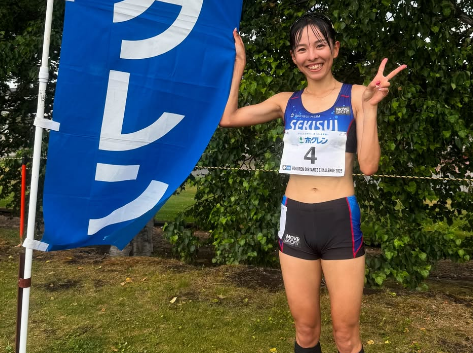 「明るいし美人」美女陸上選手、自己ベストを更新！”のぼり持ちの美ショット”も公開し祝福も続々「凄いとしか言えん」