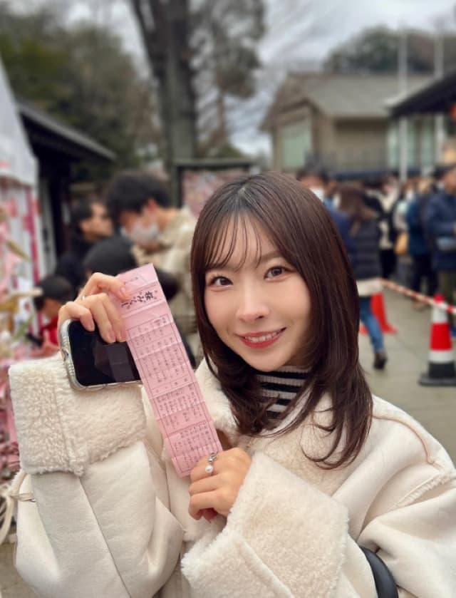 岩佐美咲が初詣へ　おみくじを引いた結果は！？