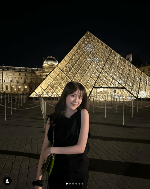 福本莉子「ルーブルガラスピラミッド」背景ショットが可愛いと話題！