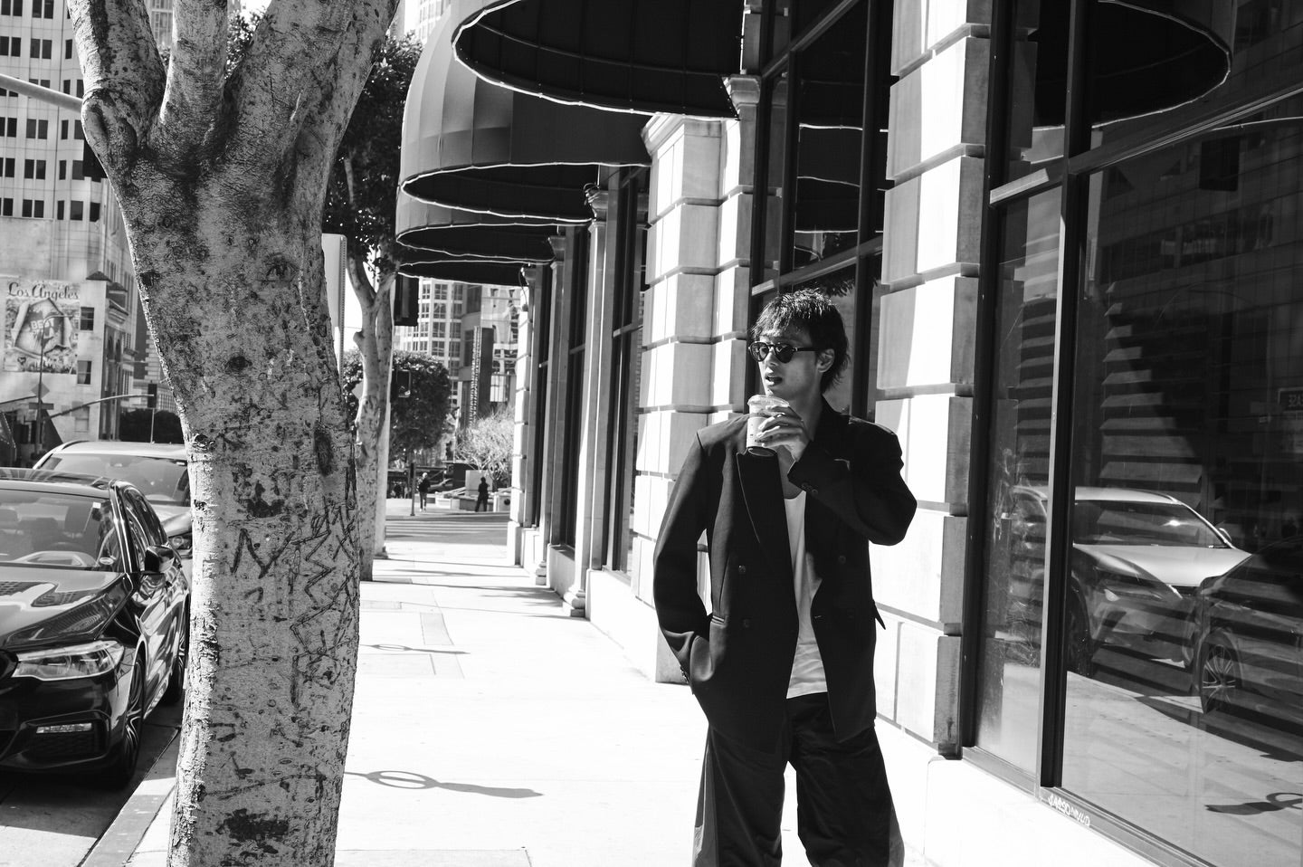 竹内涼真のLAショットがかっこよすぎると話題に✨「世界一コーヒーが似合う‼️」