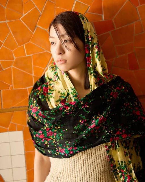 「遅くなっちゃった！」鳴海唯、新年初インスタ投稿はちょっと遅め？も可愛すぎる写真でチャラ！