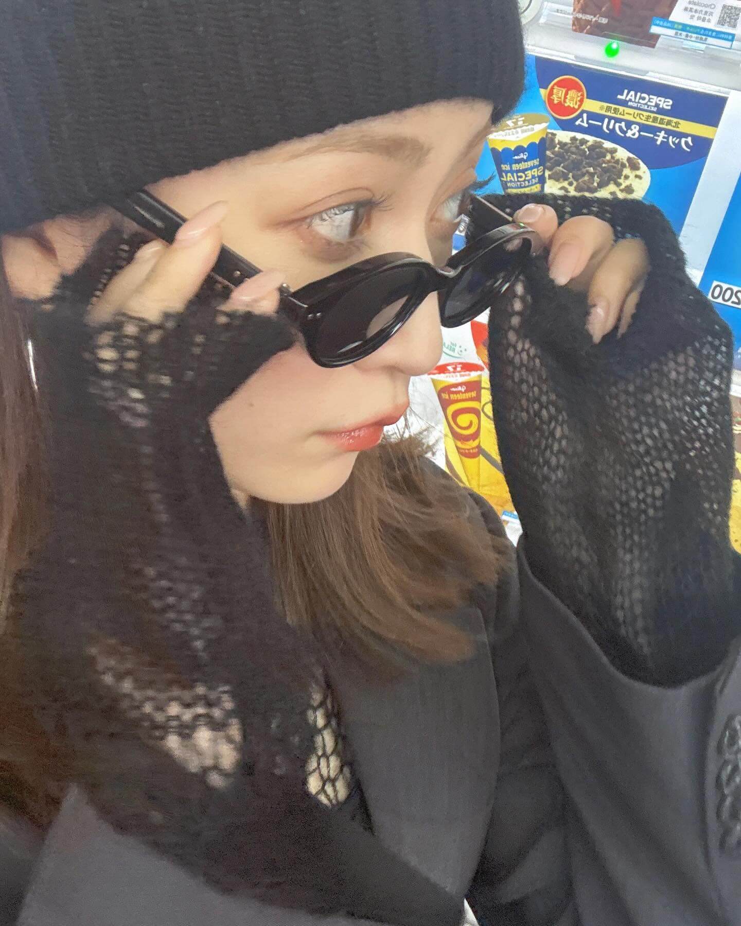 吉田朱里、全身ブラックコーデを披露！YouTubeの撮影や買い出しの秘密も明かす