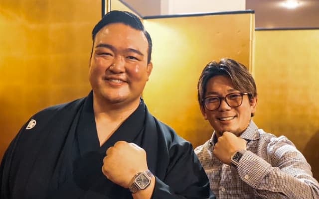 「毎回酒でぶっ倒される。。」皇治が横綱とおそろい時計で仲良しショット