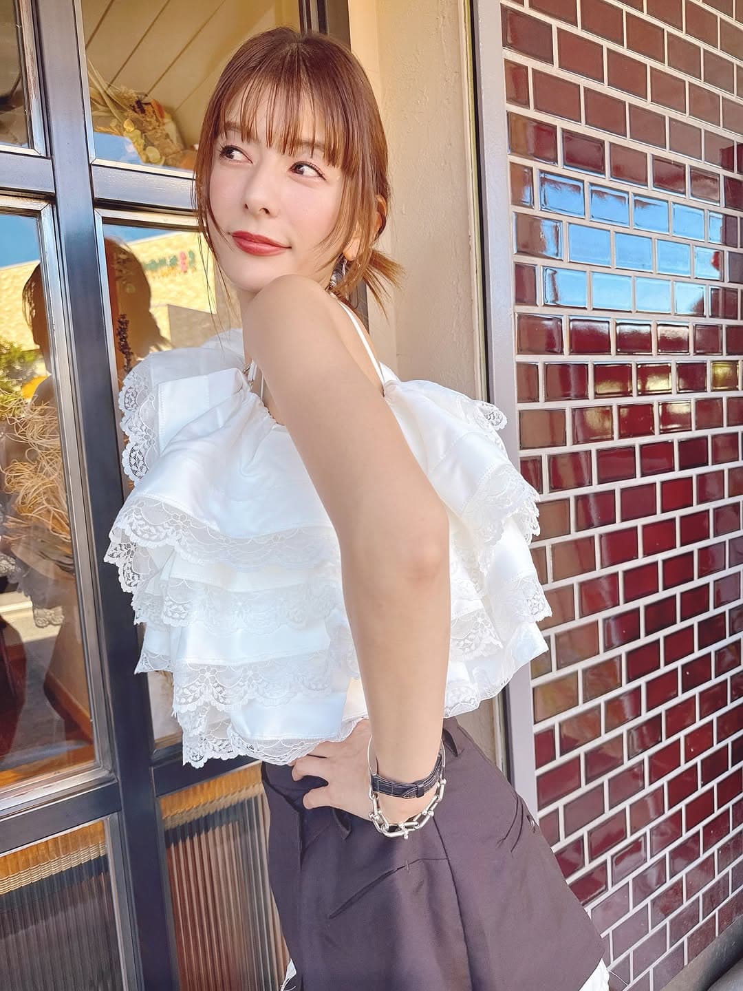 「肩が黒光りしちゃってる!?(笑)」夏らしさ満点のタレント〇〇が引き立てる笑顔にファン大興奮