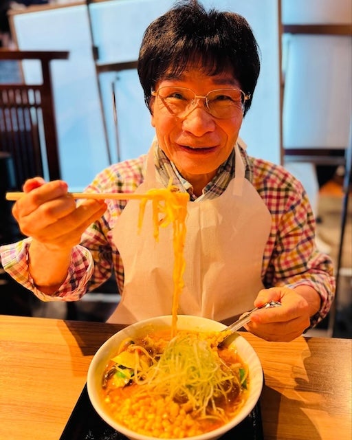 「スープも飲み干してしまいそう」尾木ママ、札幌空港でコーンバターラーメンを堪能