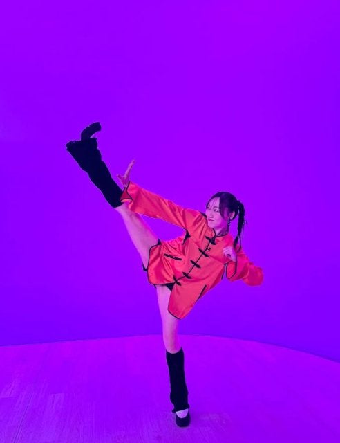 チャイナ服でキックポーズ！須田亜香里、強さと遊び心あふれるオフショット披露