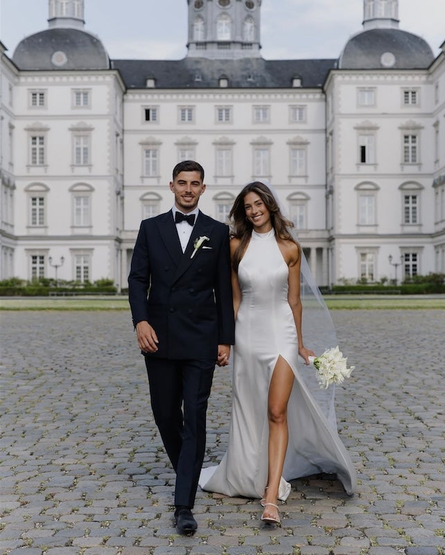 サッカードイツ代表選手、お城で結婚式を挙げ美男美女と話題に