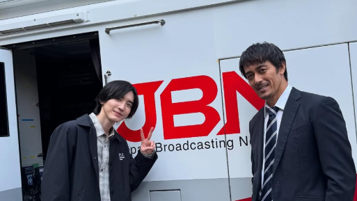 道枝駿佑、阿部寛との貴重な2ショット公開「JBNトラック前で記念撮影！」オフショットに反響