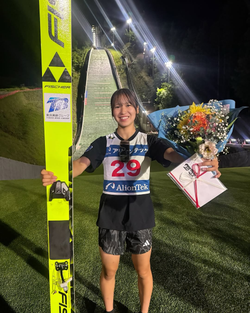 蔵王大会堂々2位に輝いた女子スキージャンプ・佐藤柚月、弾けるスマイルショットでインスタ更新！