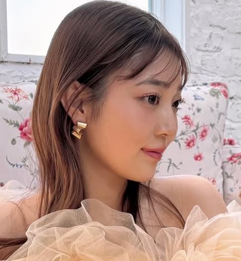 「えっ？シンデレラ？」元乃木坂46・阪口珠美、カレンダーのオフショットでふわふわのドレス姿を大公開！