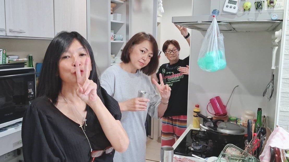 元女子プロレスラー・豊田真奈美、仲間との再会に笑顔「美味しい美味しい！」