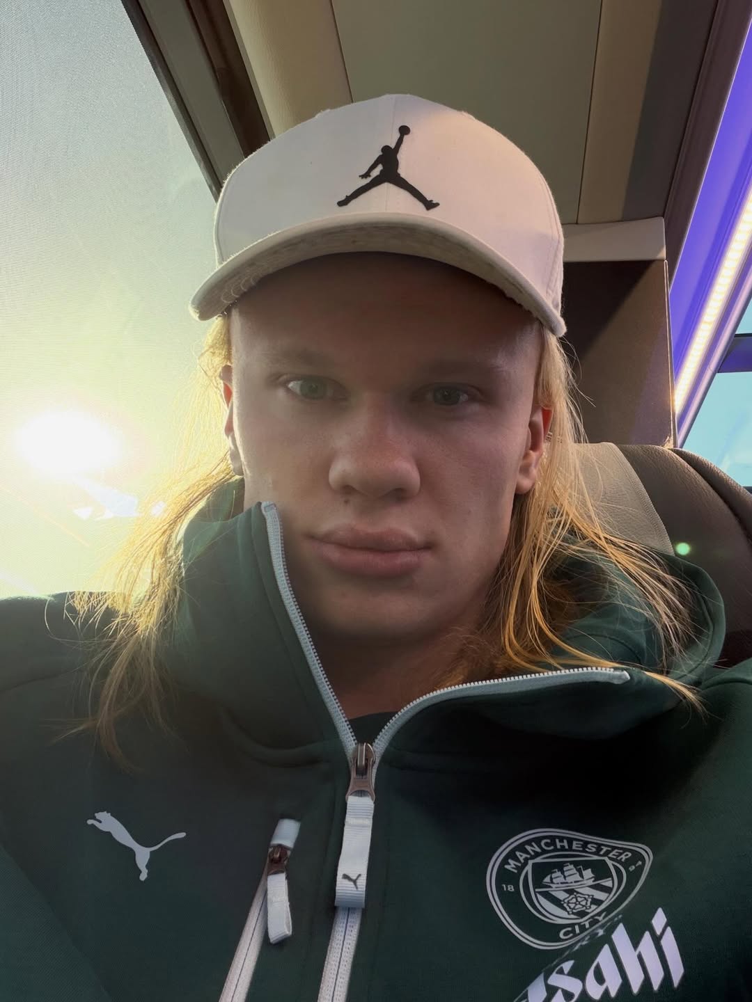 お茶目気たっぷり…ノルウェー代表・ハーランドの“移動中セルフィー”