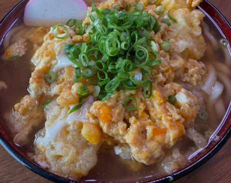 朝からガッツリ 小沢仁志が自家製卵とじ天ぷらうどんを披露