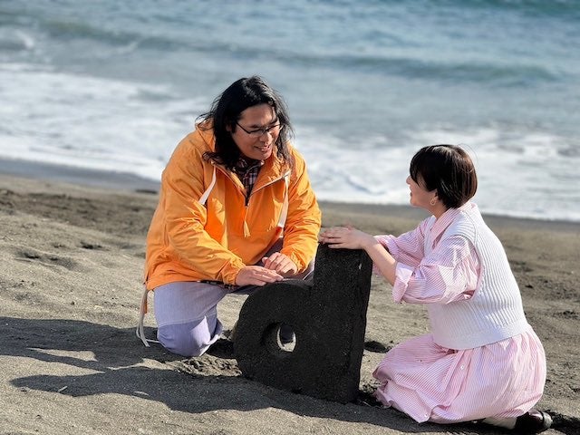 浜辺美波 まさかの三角関係にファン驚愕⁈「笑顔の美波ちゃん可愛いすぎる」