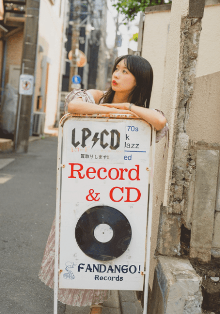 相原美咲、レコードショップの看板とエモすぎコラボ！？昭和感満載ショットにファン興味津々