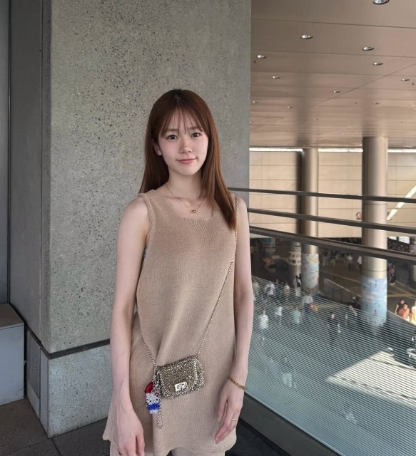 川口葵「ベージュコーデ」が放つ静かな存在感、自然体で魅せた洗練のスタイル