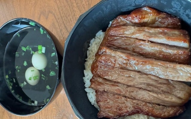 小沢仁志、名古屋から届いた究極の“肉まぶし”で迎える朝の豪快グルメモーニング