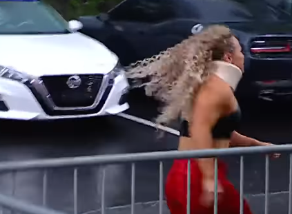 爆笑逃走劇！？ジョーディン・グレイスの“襲撃”にブレイク・モンロー全力ダッシュ！