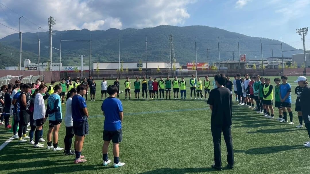 「真夏のピッチで円陣」元日本代表MFが女子大学チームを指導