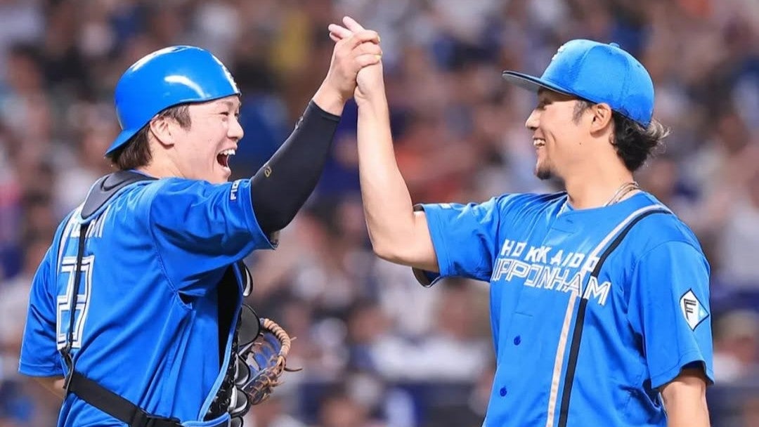 伏見寅威が魅せた“オレの夏”に胸キュン続出!絵文字で綴る愛と友情の一枚