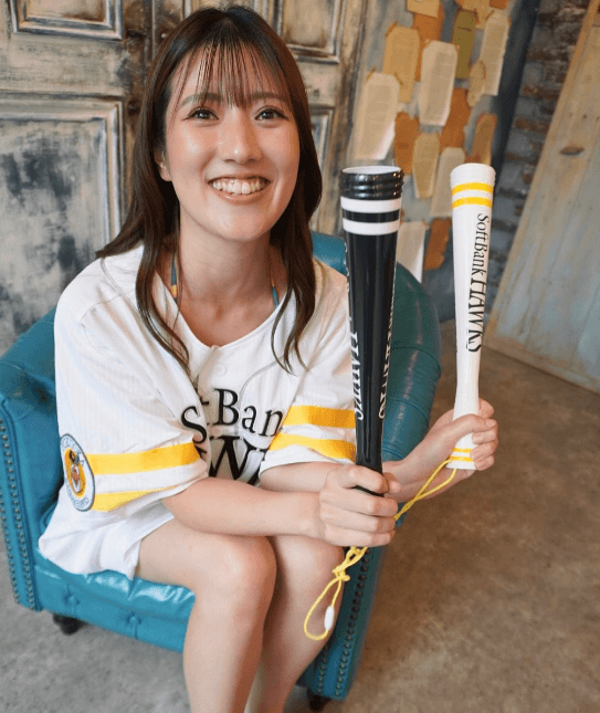 「アーヤパワー注入します！」人気スポーツグラドル、美脚輝くユニフォーム姿で”喝”！メガホン・ショットが大好評「可愛すぎ」