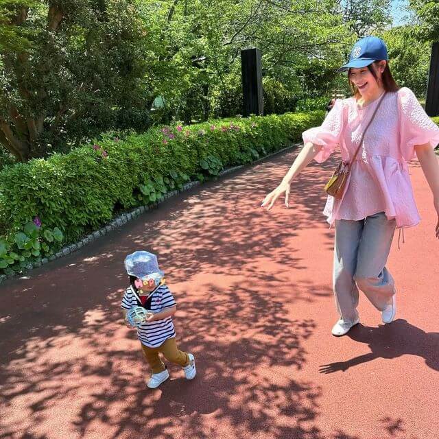 手島優、家族旅行でマリンスタイルとメルヘンスタイルを満喫気分るるるーんな一日に笑顔
