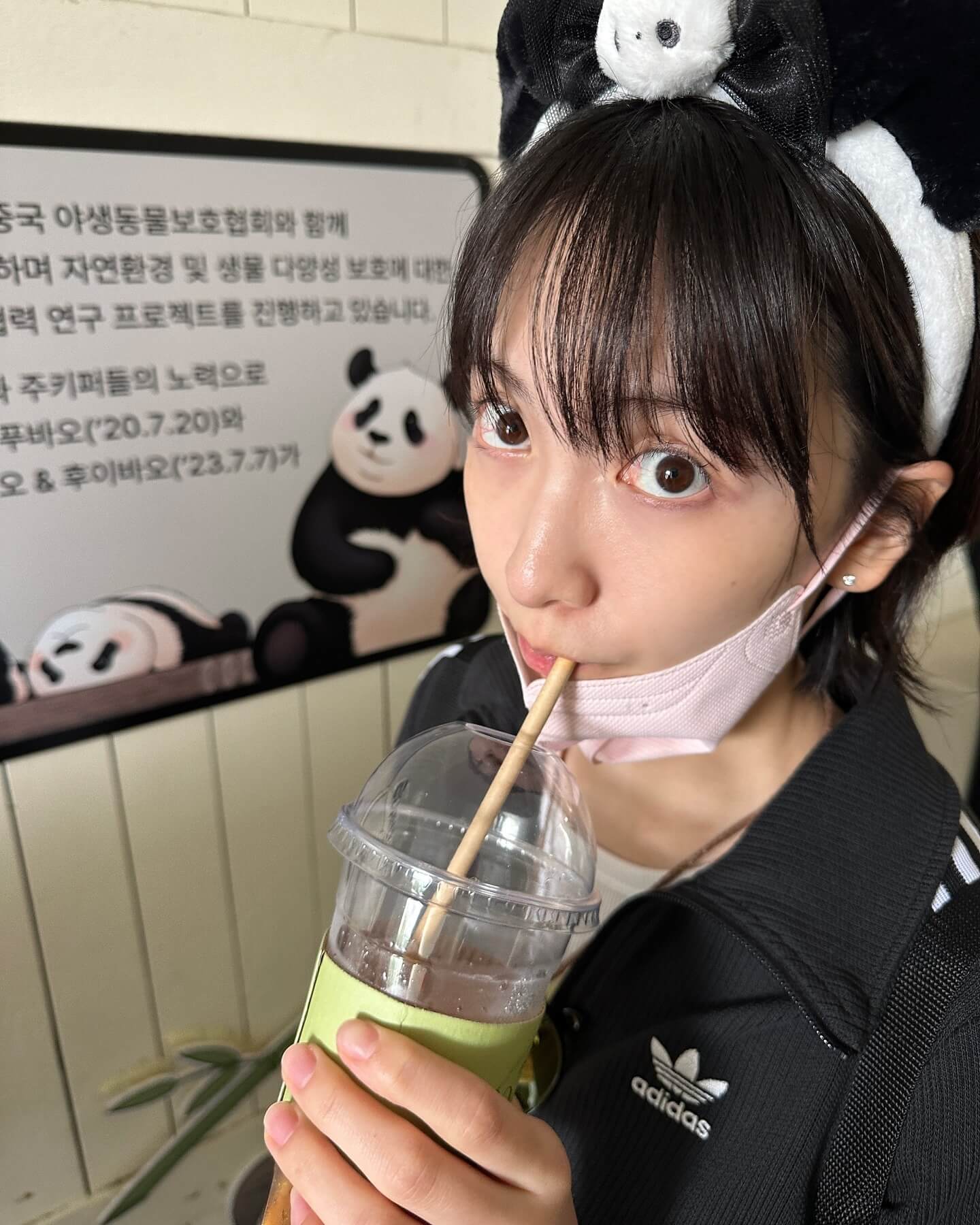 KARA・ジヨン、パンダのカチューシャとリュックを身につけた可愛らしい姿を公開！パンダとの4ショットも！