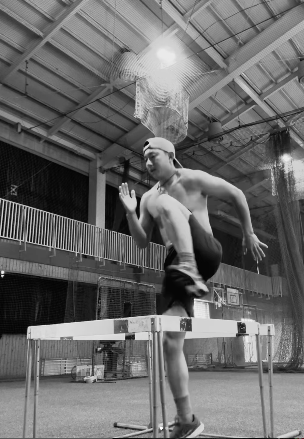 元メジャーリーガー・川崎宗則、滑らかな動きで踊るようにハードルを連続でまたぐ動画を公開！