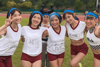 人気タレント(42)が自慢の“バキバキ腹筋”を披露「ブッチ切りで美しい」