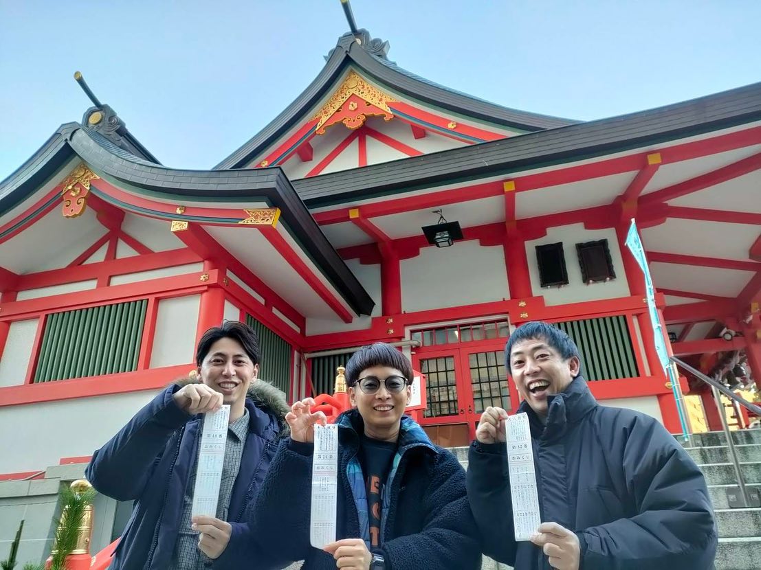 さらば青春の光・森田、ニューヨーク屋敷とバイク川崎バイクの3人で「ようやく初詣行けました。」🎍⛩