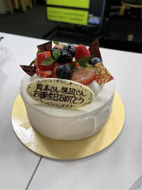 「あと1週間で誕生日だー！」あの超人気男性声優が少し早めの誕生日ケーキを満喫