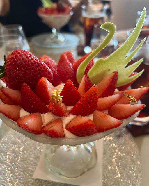 黒田知永子、パレスホテルの苺パフェにうっとり。芸術的な盛り付けと説明にニヤニヤが止まらない