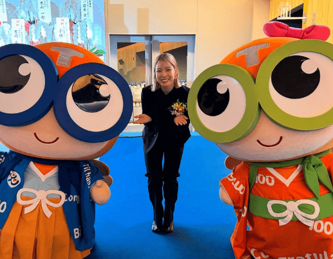 フェンシング美女子・江村美咲、記念式典招待の会場内美麗ショットを公開！「笑顔がとても素敵」