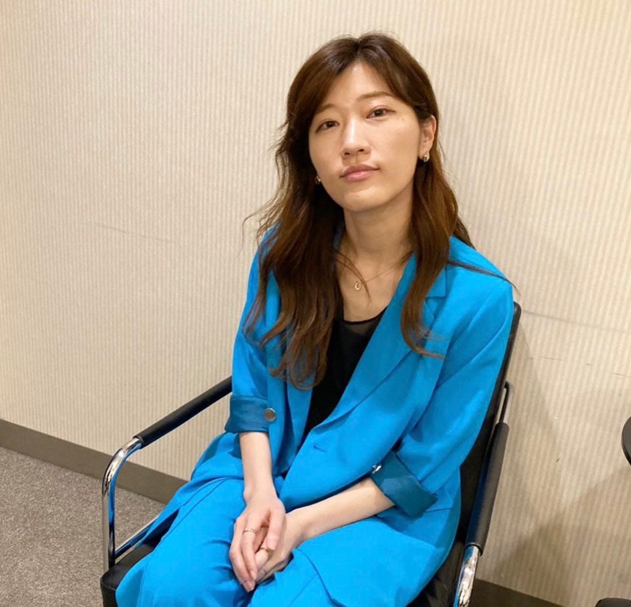 ヒコロヒーが最新コーデを披露「青が似合いすぎてる...。」