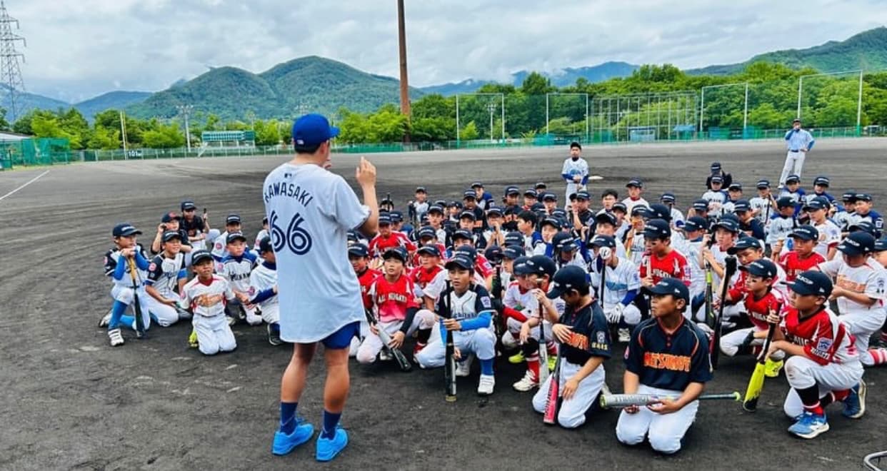 川崎宗則、ブルージェイズ時代のユニフォーム姿で子供達にバッティング練習を！「みんなの真剣な顔が素晴らしいにゃ」